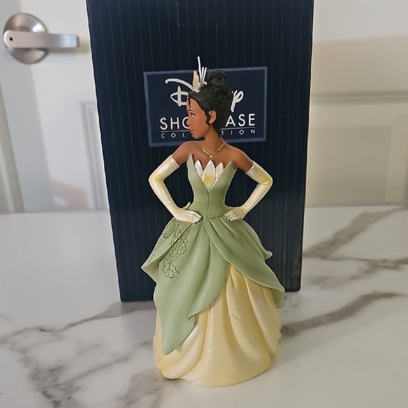 Disney Showcase Tiana in Green and Cream - Picture 2 of 5